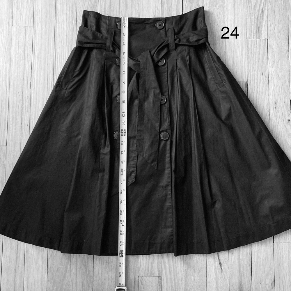 EUC H&M High Waisted dirndl skirt. Double Breasted w/self belt, Black.
Size 4 - Picture 16 of 16